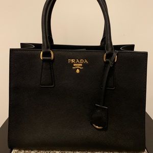 MEDIUM PRADA SAFFIANO TOTE